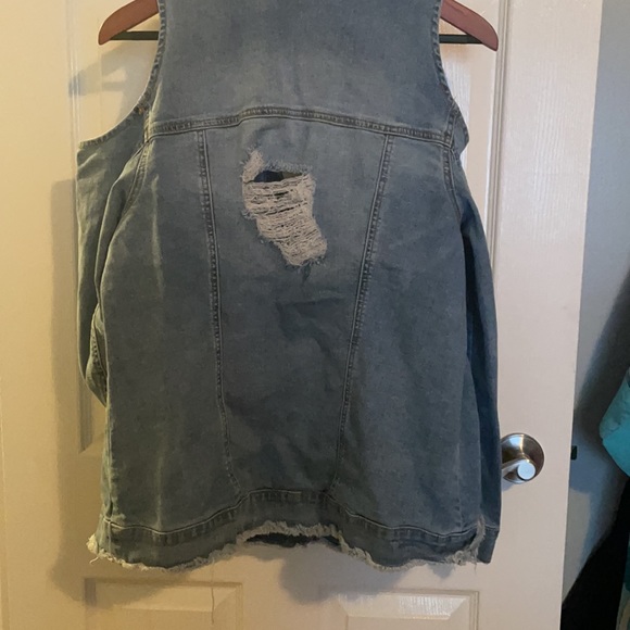 Denim jacket with cold shoulder distressed look - Picture 4 of 4
